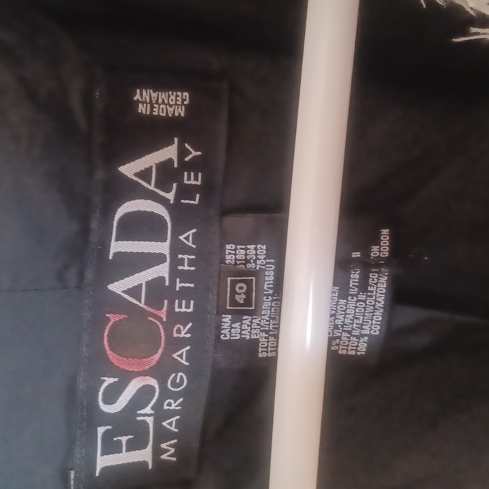 ESCADA - Picture 4 of 6